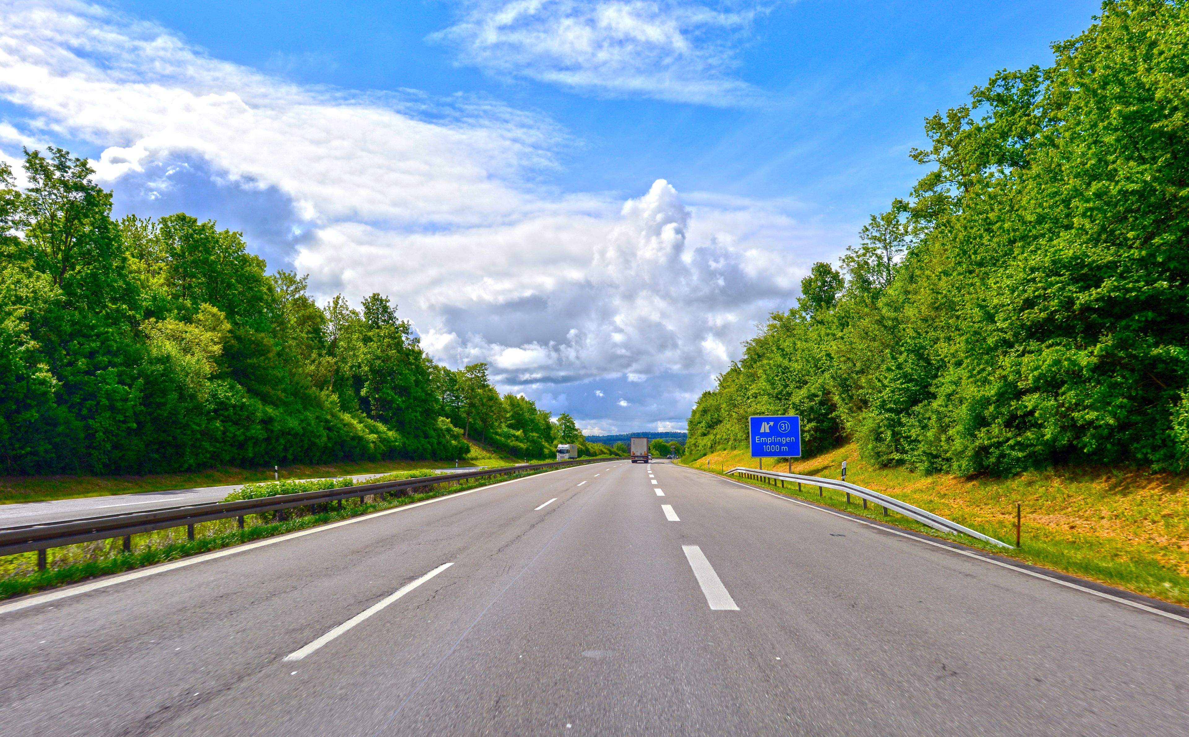 Autobahn A81 vor der Ausfahrt Empfingen in Fahrtrichtung Süden