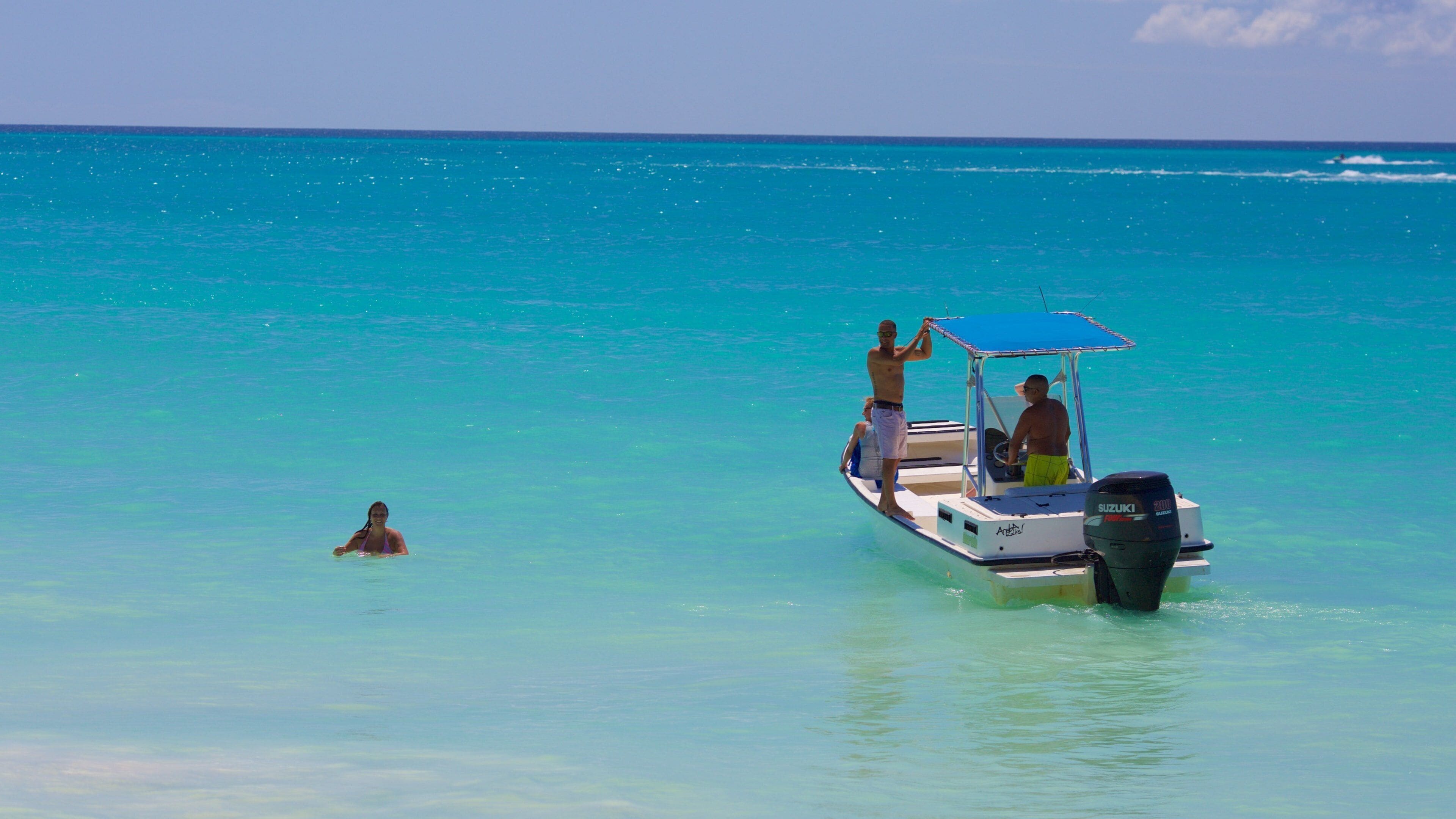 イーグル ビーチ フィーチャー ボート 及び 少数の人々