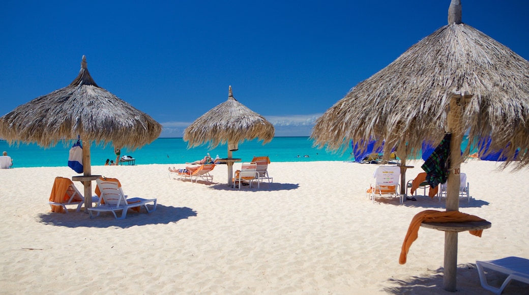 Playa de Eagle que incluye una playa de arena