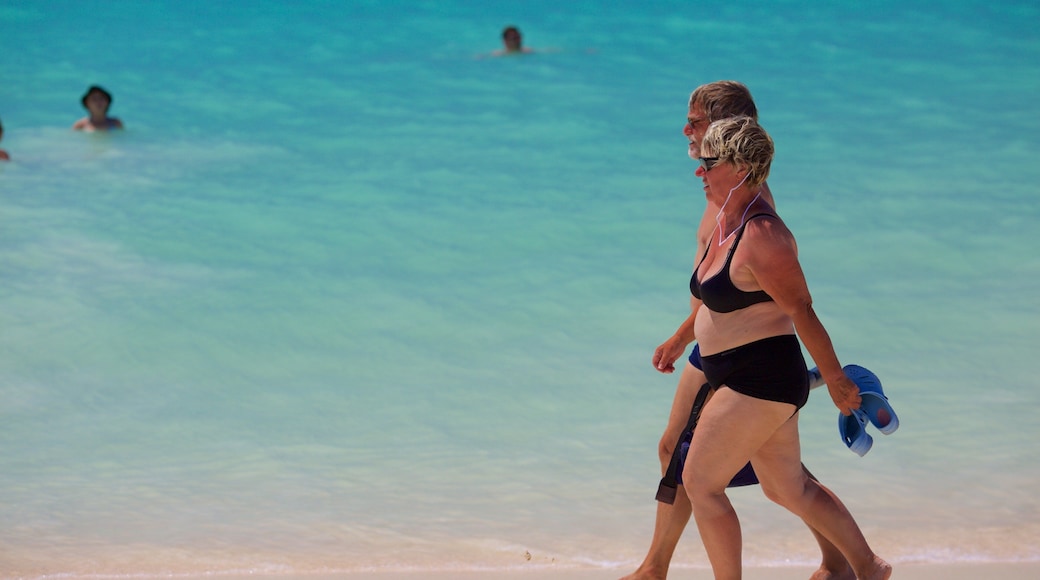Playa de Eagle que incluye vistas generales de la costa y también una pareja