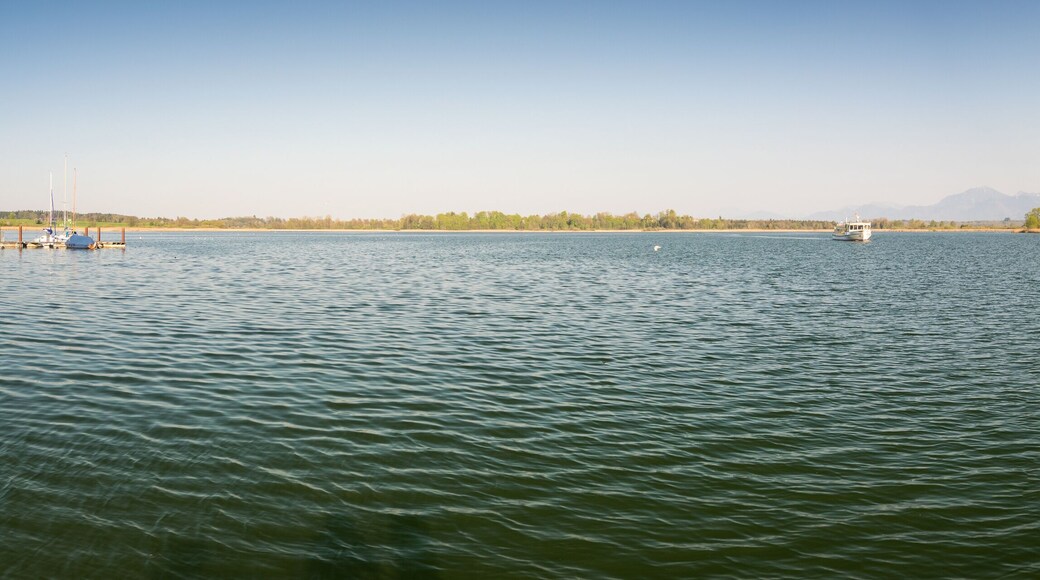 Panorama von Chiemsee und Alpen in Bayern, Deutschland