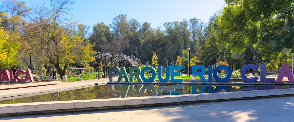 "Parque" sign at the Entrance of the "Rio claro" (="claro river") park downtown Talca.