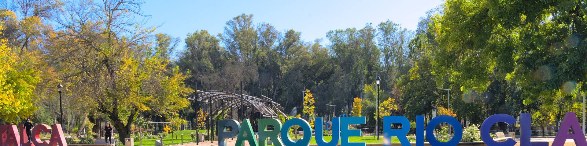 "Parque" sign at the Entrance of the "Rio claro" (="claro river") park downtown Talca.