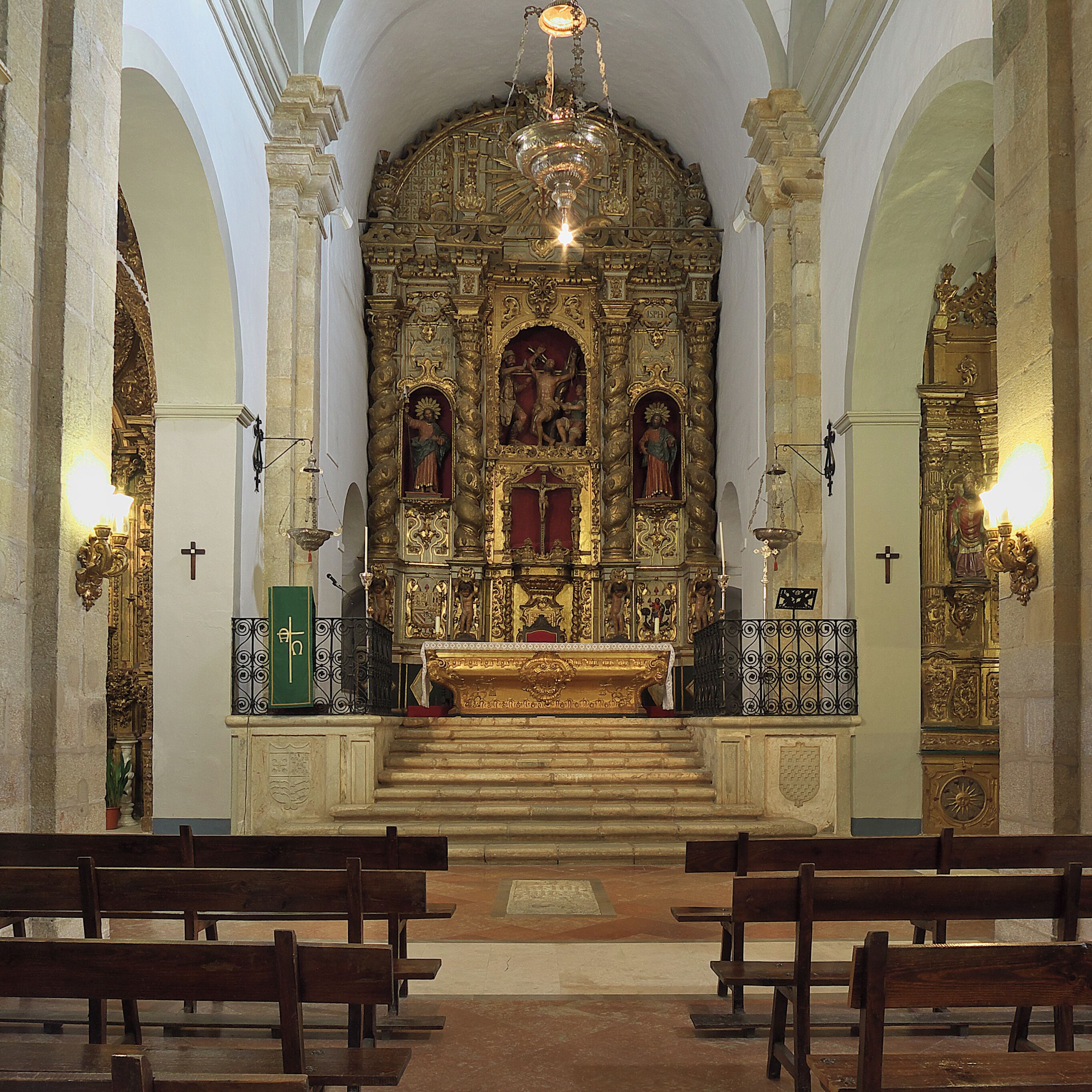 Durante el siglo XVII la iglesia es remodelada, incorporándose el retablo mayor de José de la Barrera (1691).