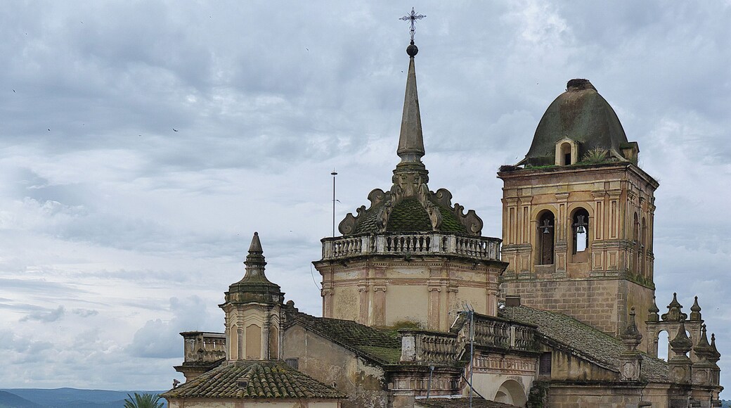 Cabecera de la iglesia con sus cúpulas barrocas.