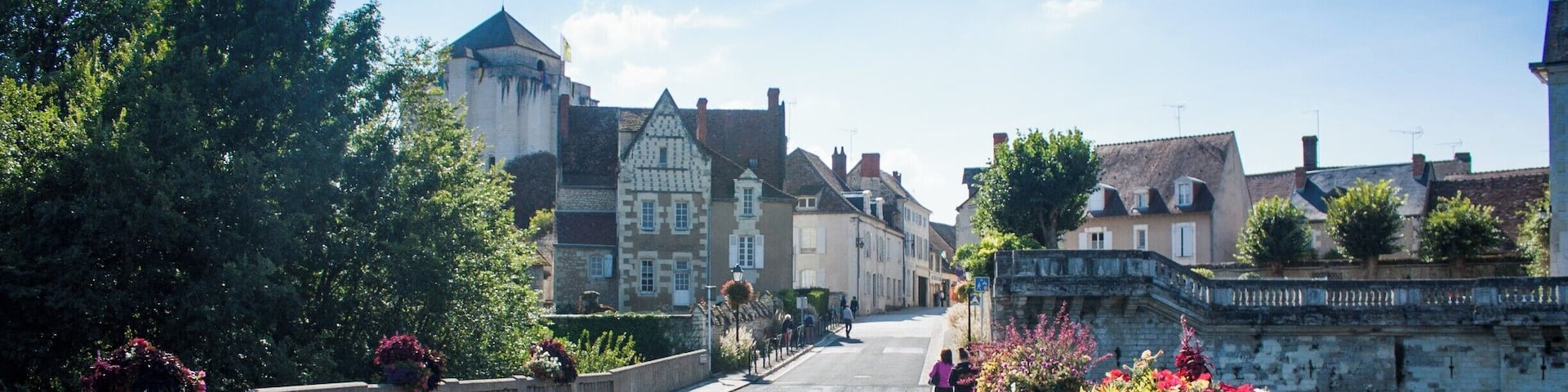 La Roche-Posay is a little village located in the centre of the French region of La Vienne. Its world fame is due to its Selenium-rich spring water, which is particularly beneficial to the skin.
The legend of the spring has it that Bertrand Du Guesclin, high constable under the reign of Charles V, discovered the La Roche-Posay springs on his way home from Spanish campaigns at the end of the 14th century. He stopped at the spring to quench his thirst. His horse, which suffered from eczema, plunged into the water and came out cured.