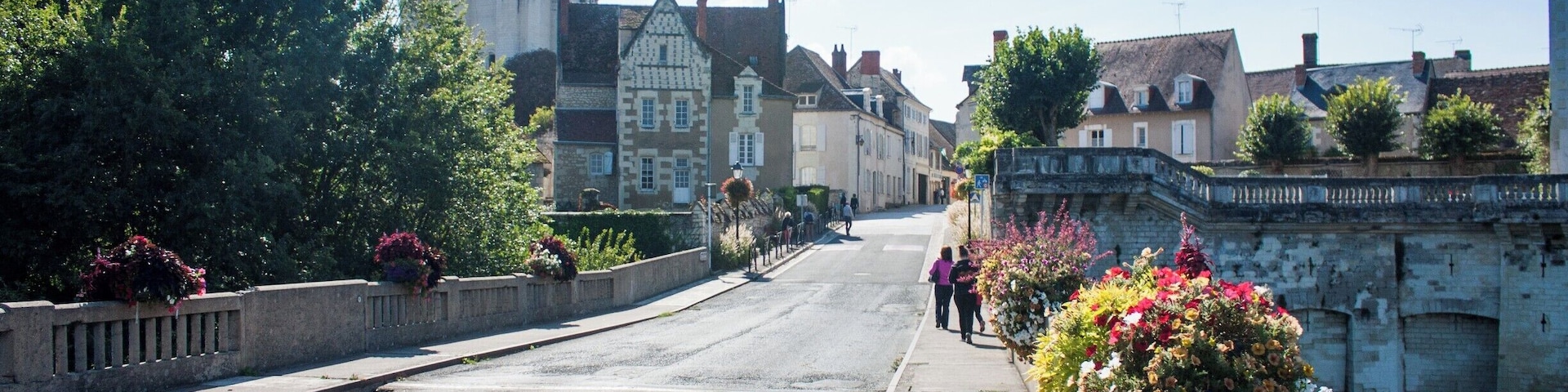 La Roche-Posay is a little village located in the centre of the French region of La Vienne. Its world fame is due to its Selenium-rich spring water, which is particularly beneficial to the skin.
The legend of the spring has it that Bertrand Du Guesclin, high constable under the reign of Charles V, discovered the La Roche-Posay springs on his way home from Spanish campaigns at the end of the 14th century. He stopped at the spring to quench his thirst. His horse, which suffered from eczema, plunged into the water and came out cured.