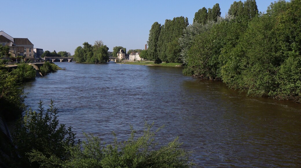 La rivière Vienne dans la ville, ville de Châtellerault, département de la Vienne, France