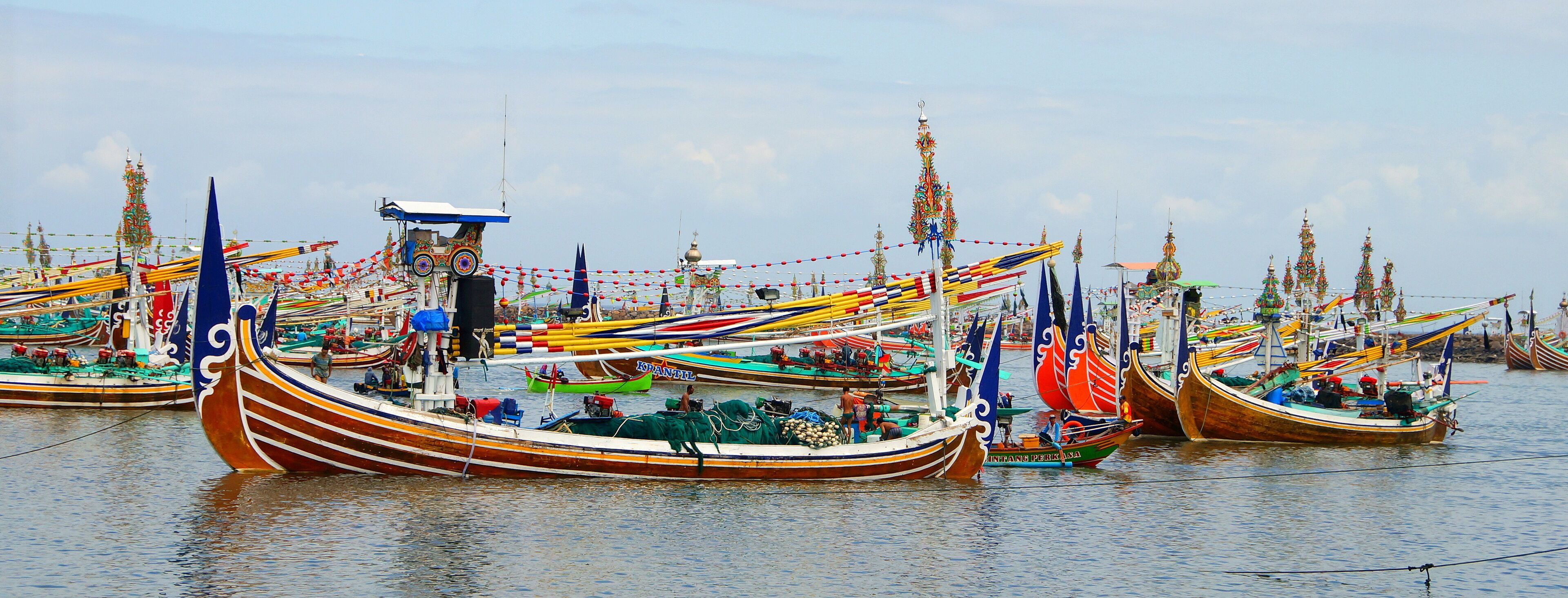 Panoramaansicht vom Hafen in Negara mit vielen traditionellen bunten Holzbooten in Bali