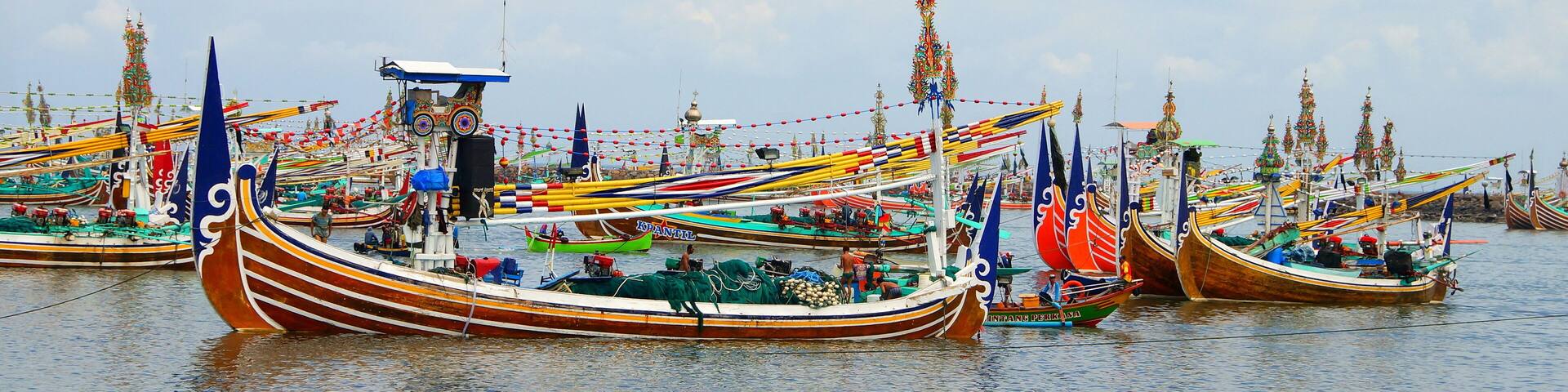 Panoramaansicht vom Hafen in Negara mit vielen traditionellen bunten Holzbooten in Bali