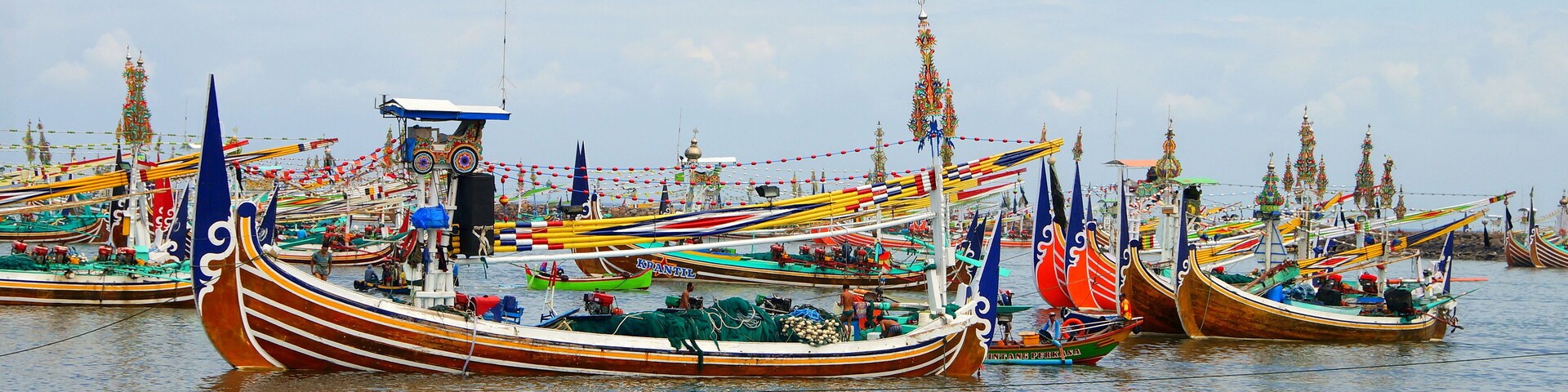 Panoramaansicht vom Hafen in Negara mit vielen traditionellen bunten Holzbooten in Bali