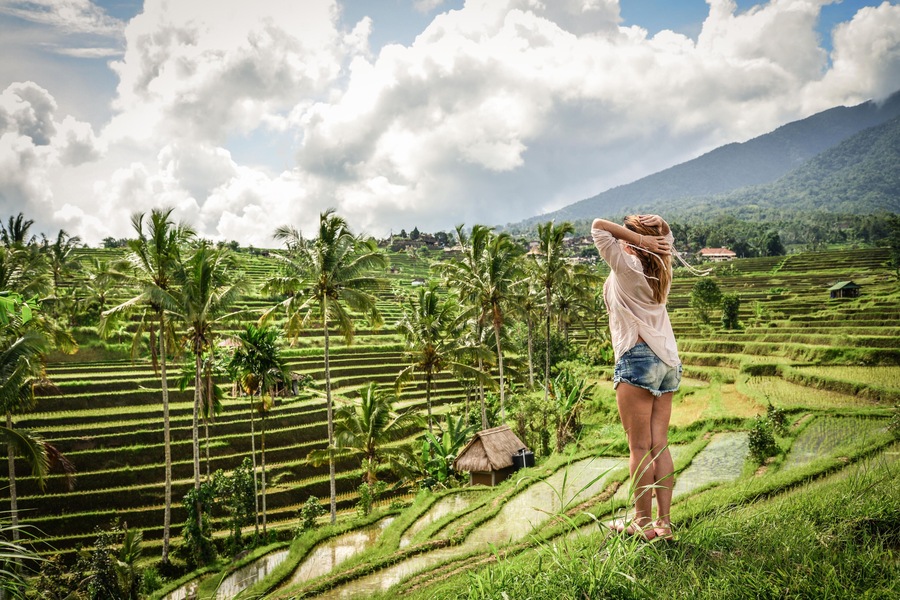 W8GDFK Beautiful  woman looking at beautiful tegallalang rice terrace in Bali, Indonesia