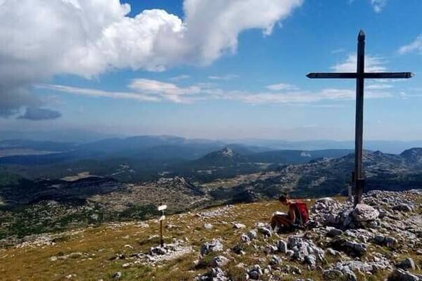 Mai come oggi l'uomo che vive in paesi industrializzati sente la mancanza di natura e la necessità di luoghi: montagne, pianure, fiumi, laghi, mari dove ritrovare serenità ed equilibrio;
al punto che viene da pensare che la violenza, l'angoscia, il malvivere, l'apatia e la solitudine, siano da imputare in buona parte all'ambiente generato dalla nostra civiltà.
#cima12 #altopianoasiago #trekking #camminare #mountain #wild