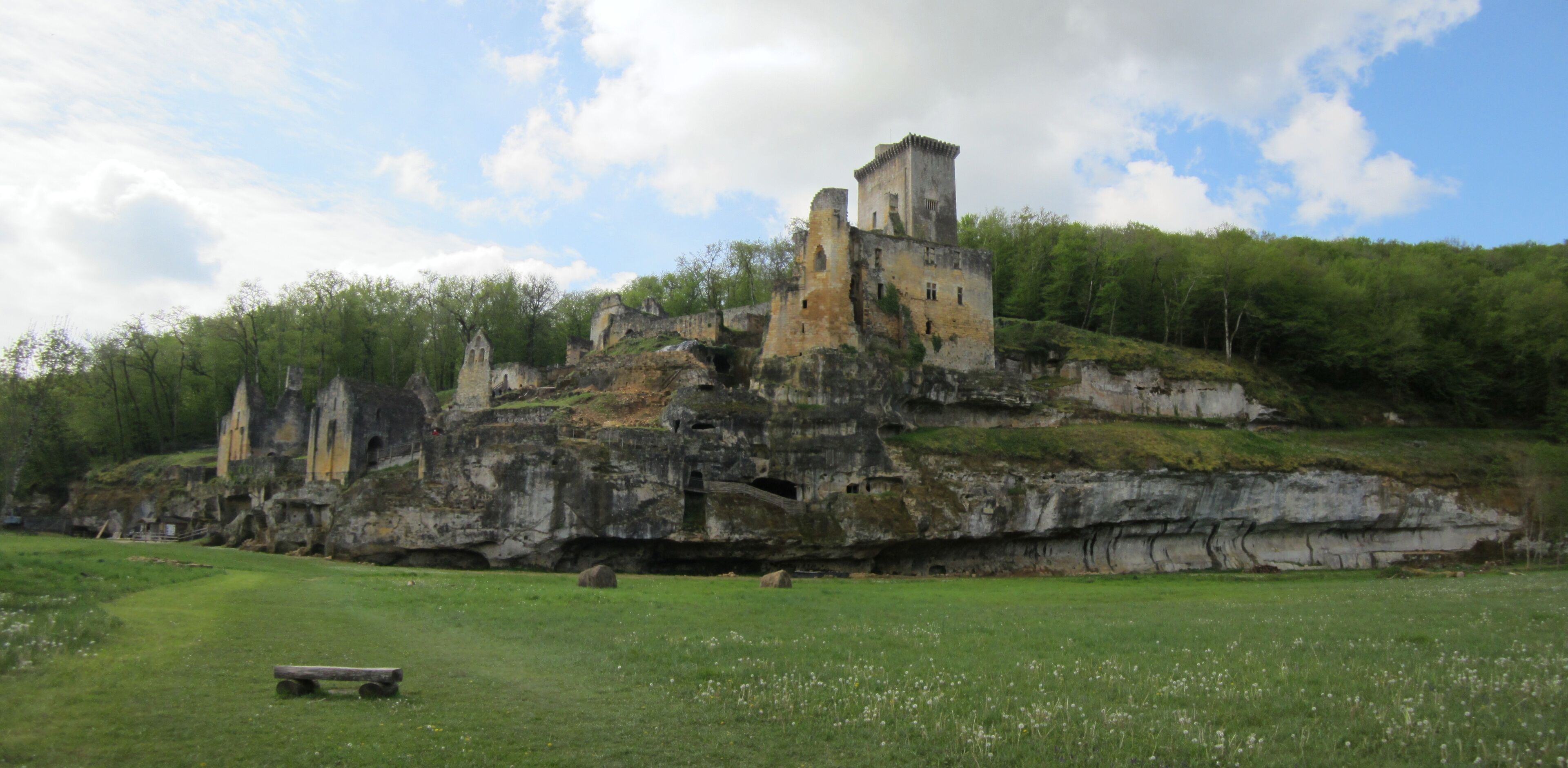 This building is indexed in the Base Mérimée, a database of architectural heritage maintained by the French Ministry of Culture, under the reference PA00082535 .