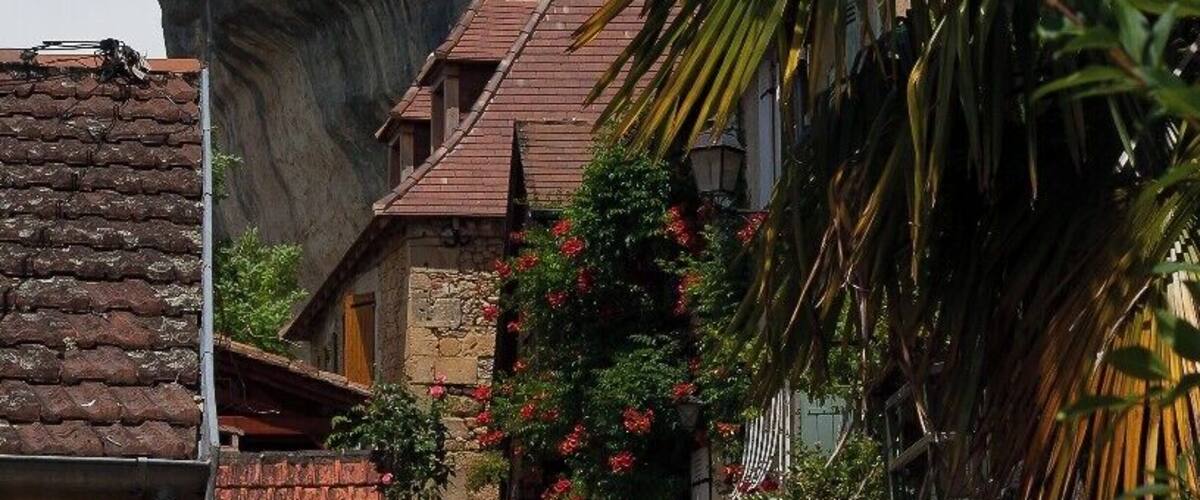 people have been living in this area for about 200,000 years. The modern town is overhung by the cliffs which make it spectacular even to see. If your interested in all things prehistoric this is the area for you. Apart from the excellent museum,there are hikes, cycle tours, various caves and canoe trips on the river.
http://leseyzies-tourist.info/