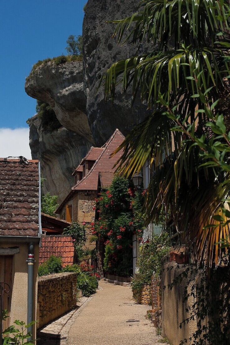 people have been living in this area for about 200,000 years. The modern town is overhung by the cliffs which make it spectacular even to see. If your interested in all things prehistoric this is the area for you. Apart from the excellent museum,there are hikes, cycle tours, various caves and canoe trips on the river.
http://leseyzies-tourist.info/