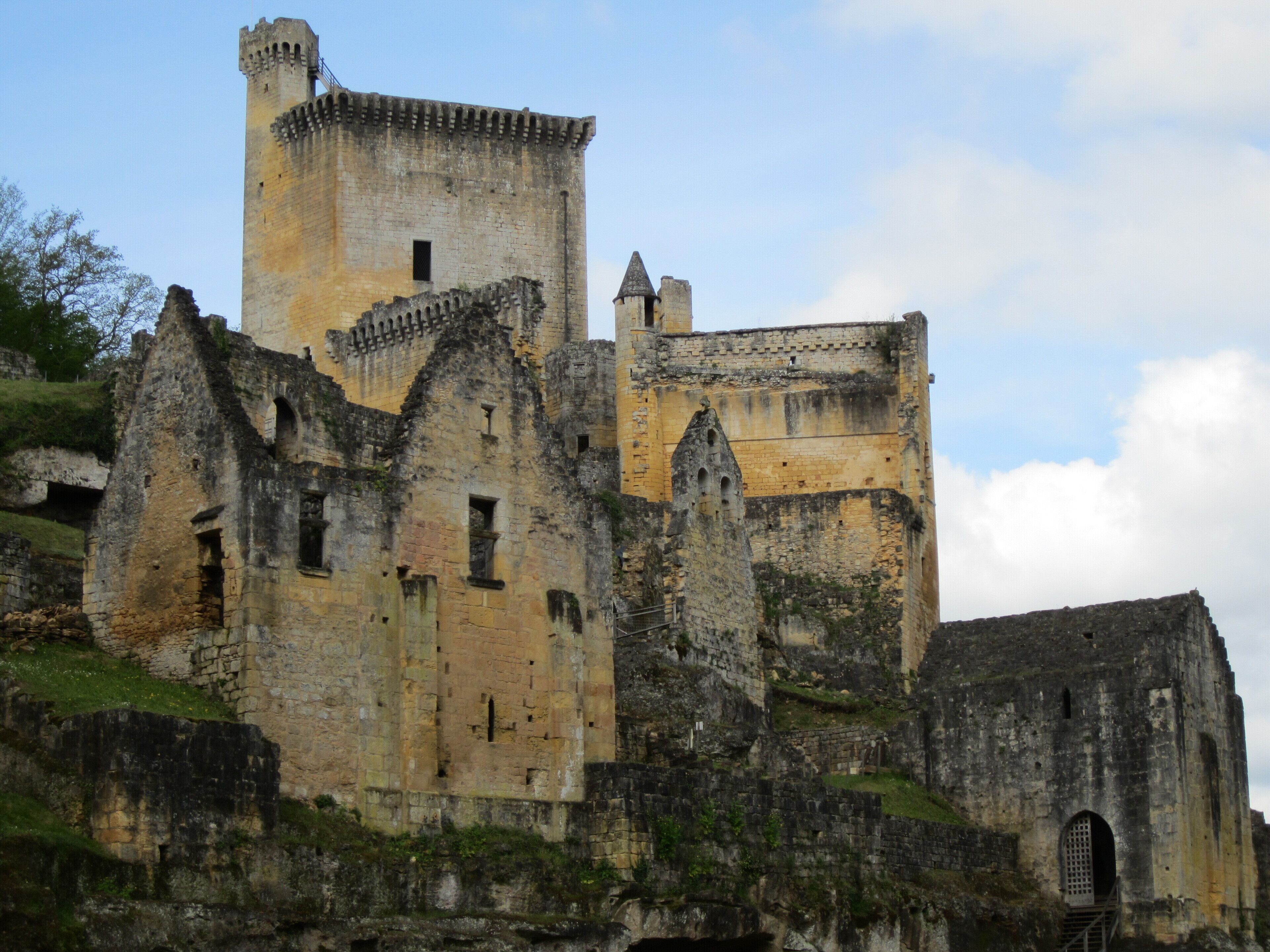 This building is indexed in the Base Mérimée, a database of architectural heritage maintained by the French Ministry of Culture, under the reference PA00082535 .