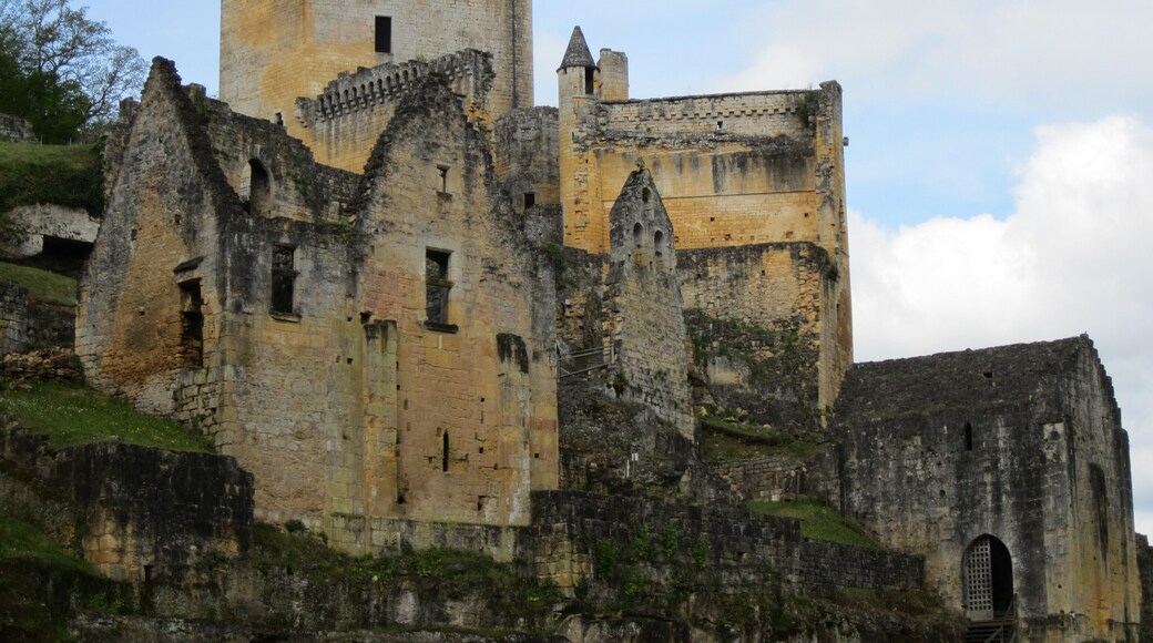 This building is indexed in the Base Mérimée, a database of architectural heritage maintained by the French Ministry of Culture, under the reference PA00082535 .