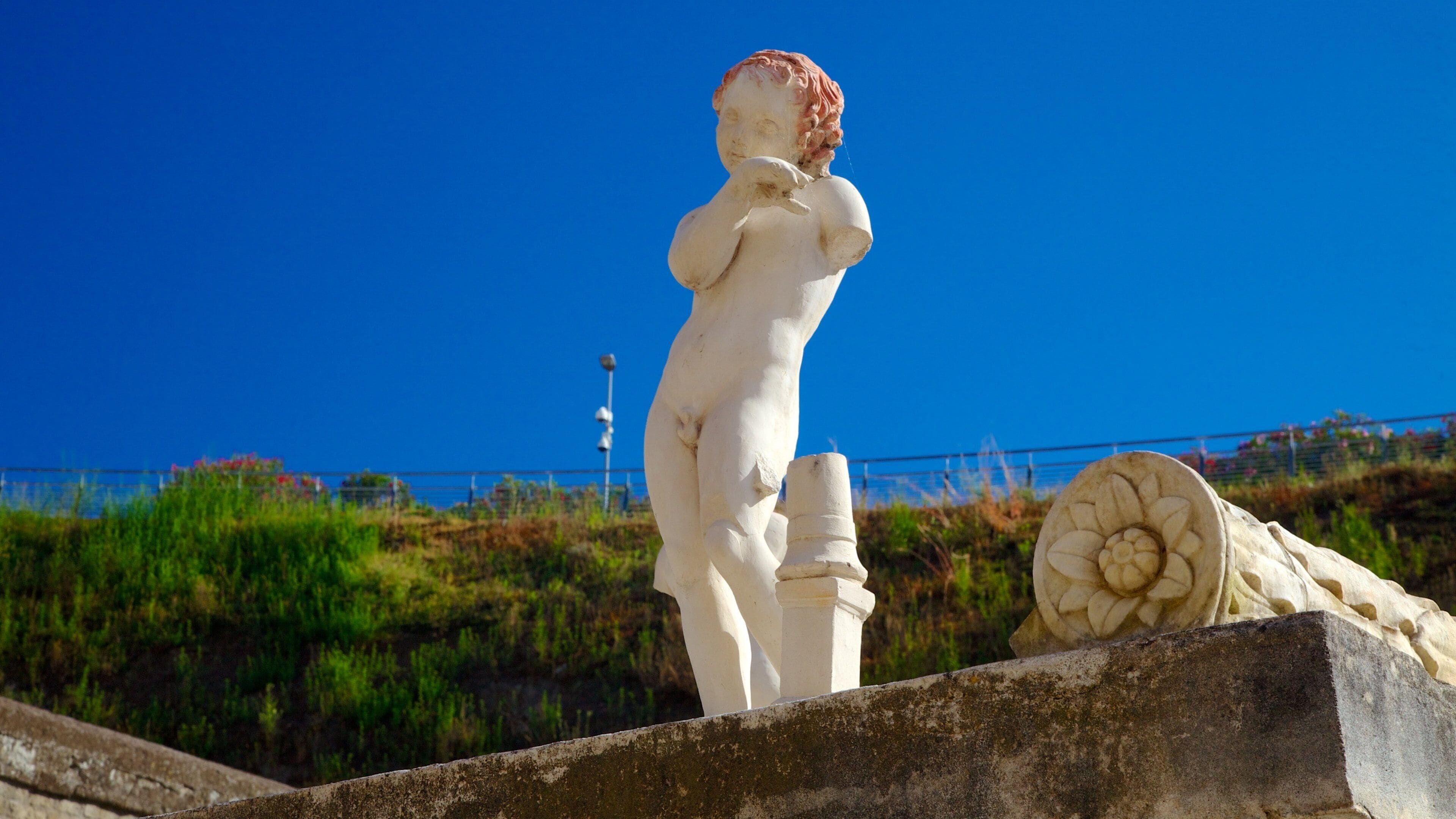 Ercolano che include oggetti d\'epoca e statua o scultura