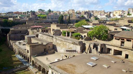 Ercolano which includes a city and landscape views