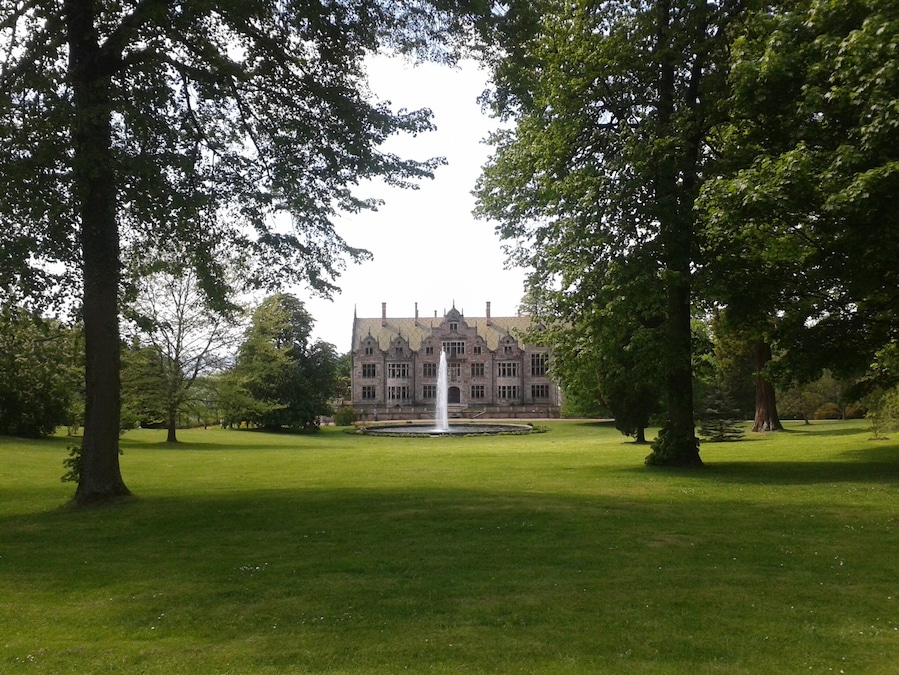 Schloss Altenstein is a charming castle with a nice park surrounding  it. Entrance to the grounds is free!