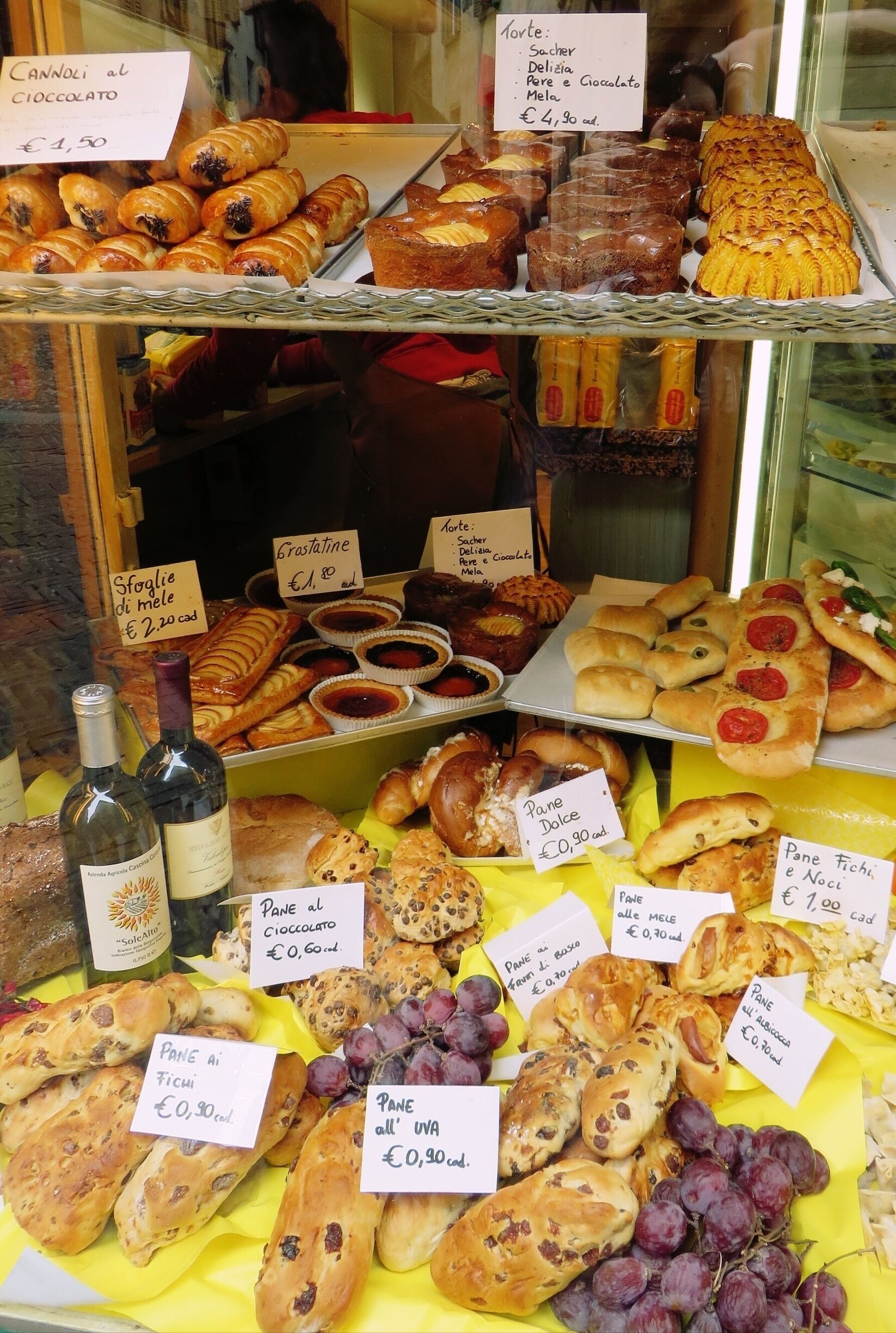 One can find multiple bakeries and patisseries in Bergamo Citta Alta #SweetSpot