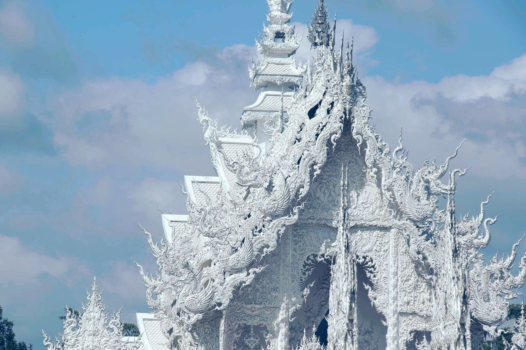 So white and pure ❄️
#whitetemple #thailand 
#architecture