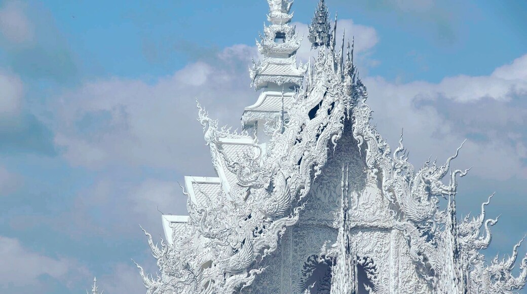 So white and pure âïž
#whitetemple #thailand
#architecture
