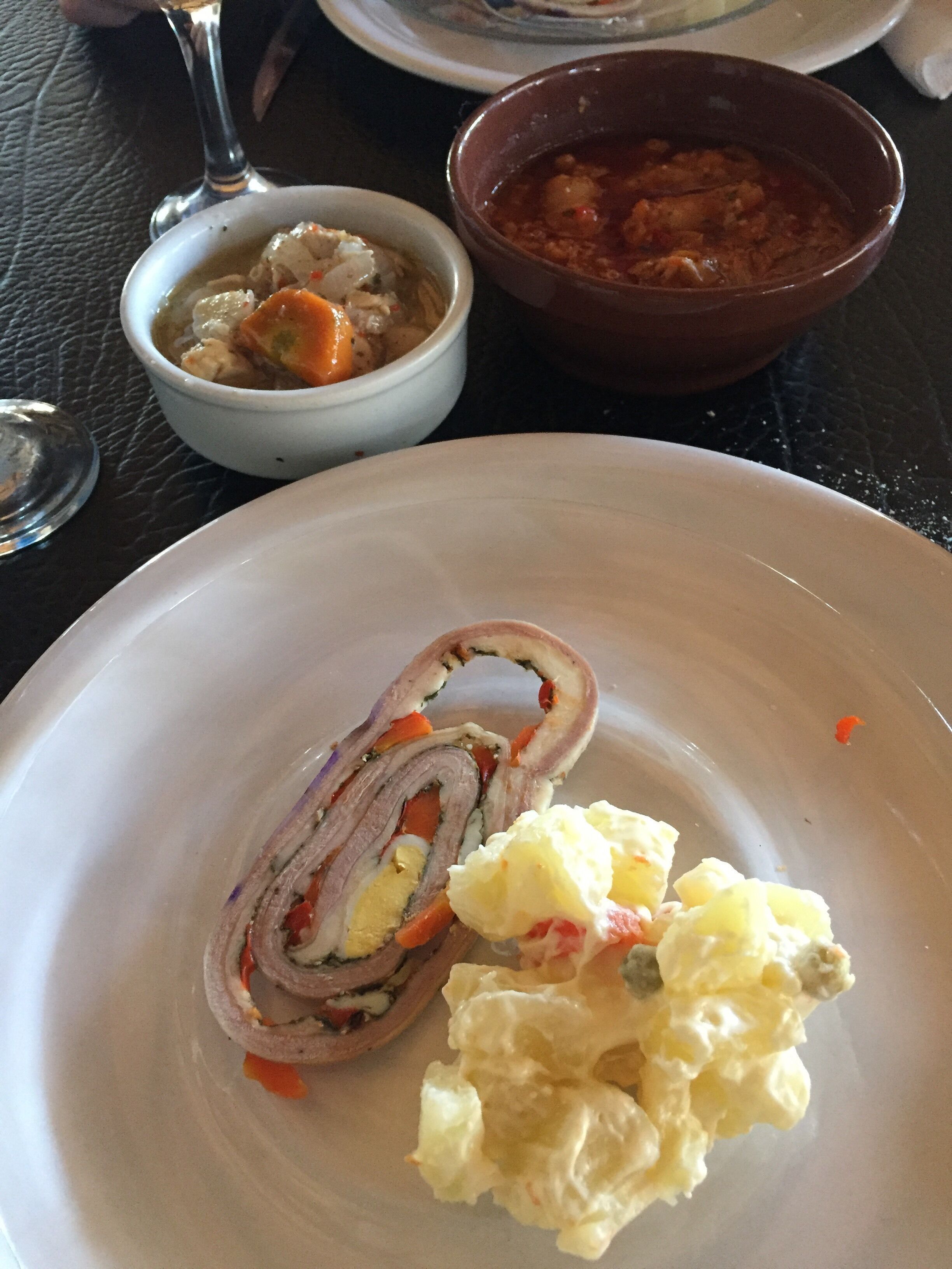 Matambre con ensalada rusa 
Pollo al escabeche
Salchicha parrillera 

Comer en la ruta