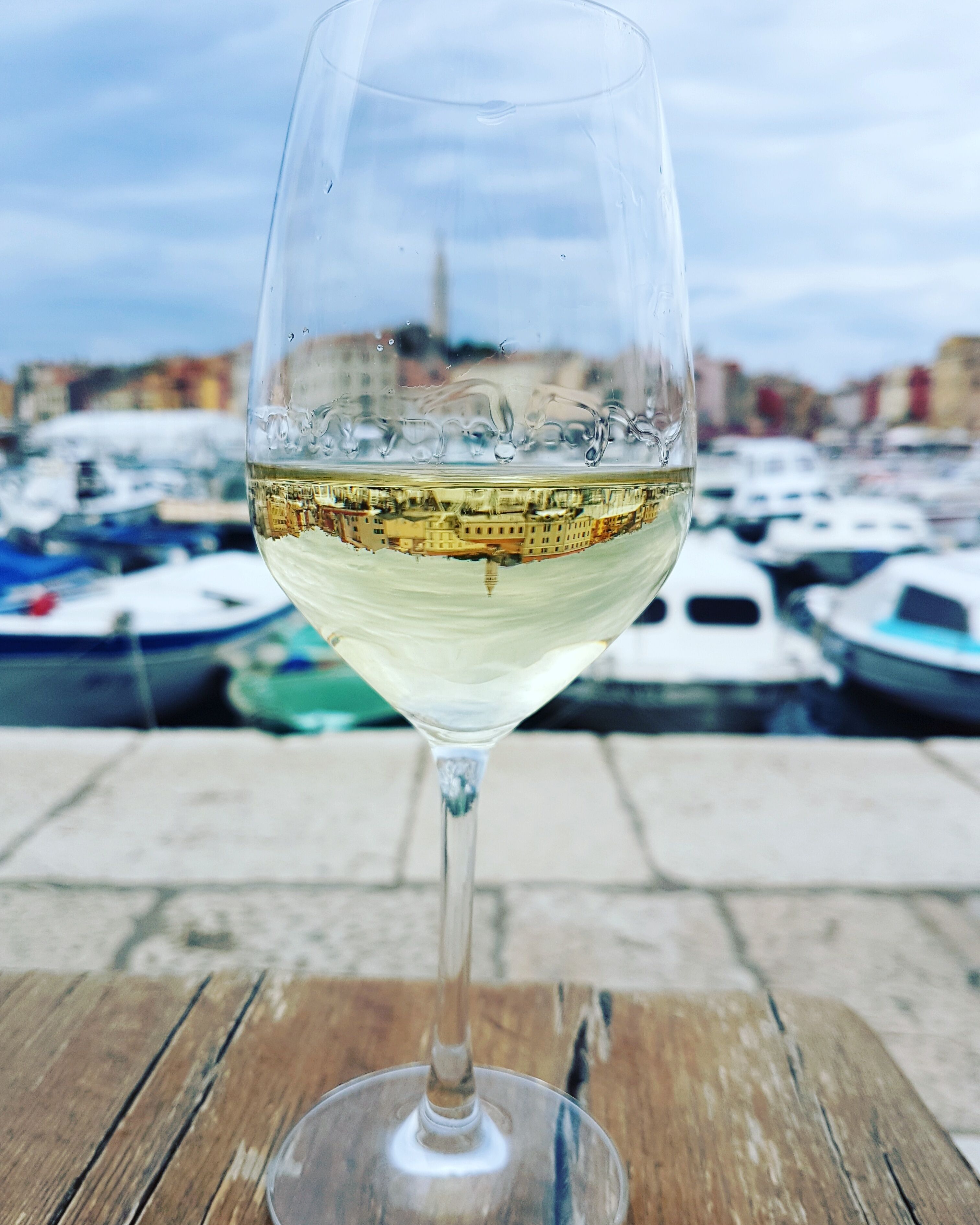 When a glass of wonderful white wine turns your world upside down 🙃
#whitewine #wine #malvazija #rovinj #croatia