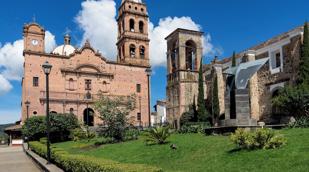 The main square of the village of Tapalpa features two churches: the stone-built Templo Viejo (Old Temple), and the red-brick Templo Nuevo (New Temple).