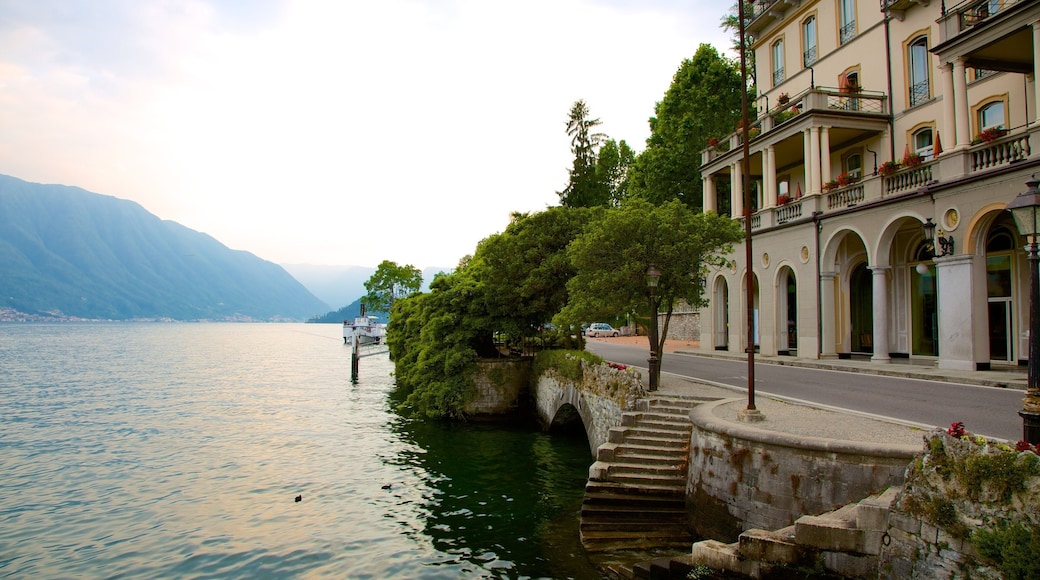 Tremezzo mostrando una bahía o puerto, vistas generales de la costa y una ciudad costera