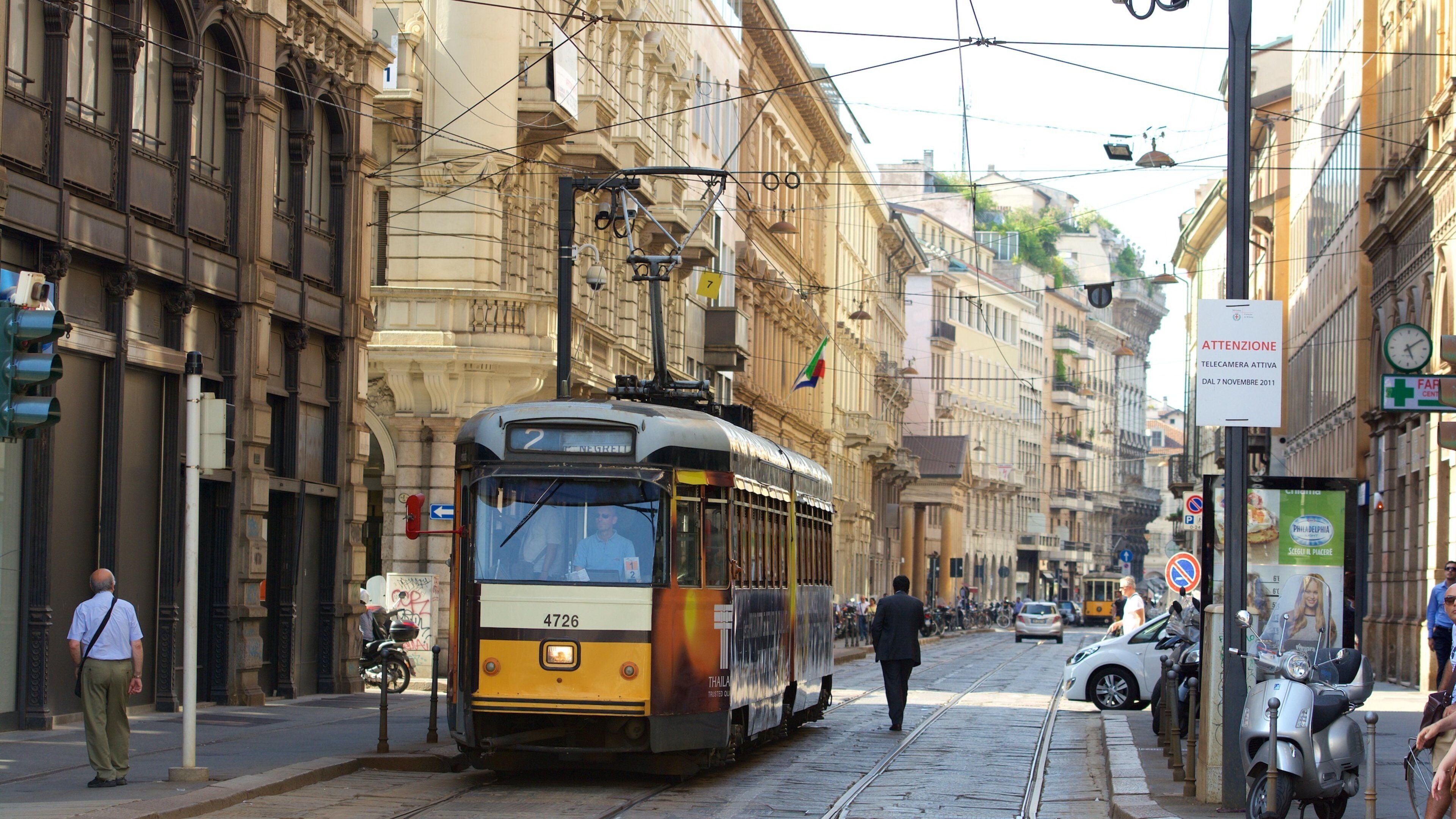 Milan showing street scenes, cbd and a city