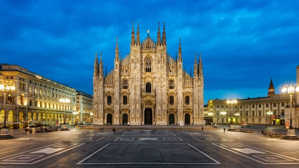 Eine prächtige Kathedrale mit aufwendiger gotischer Architektur, umgeben von historischen Gebäuden und einem weitläufigen Platz.