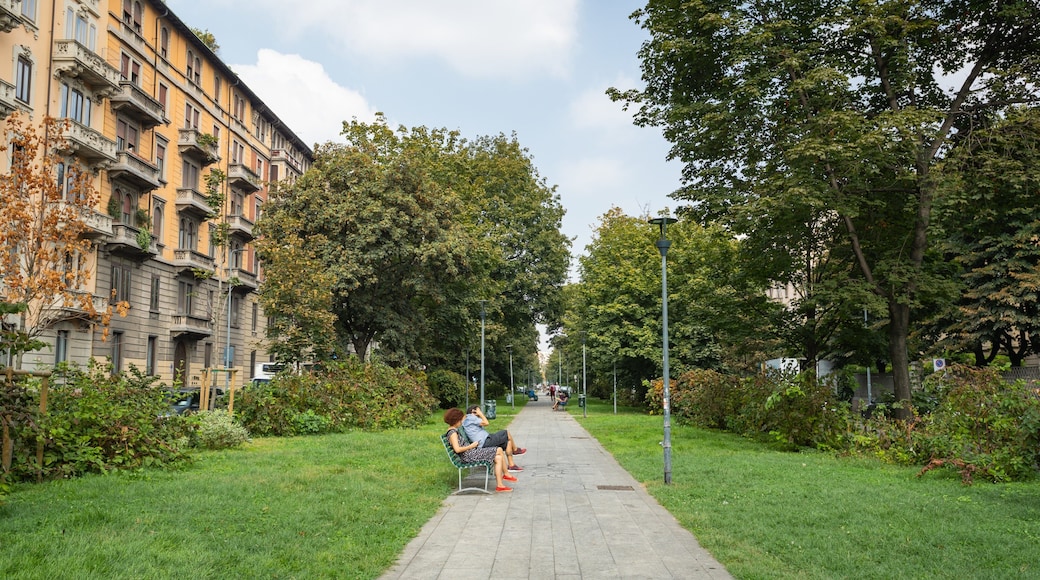 Porta Vittoria showing a park as well as a couple