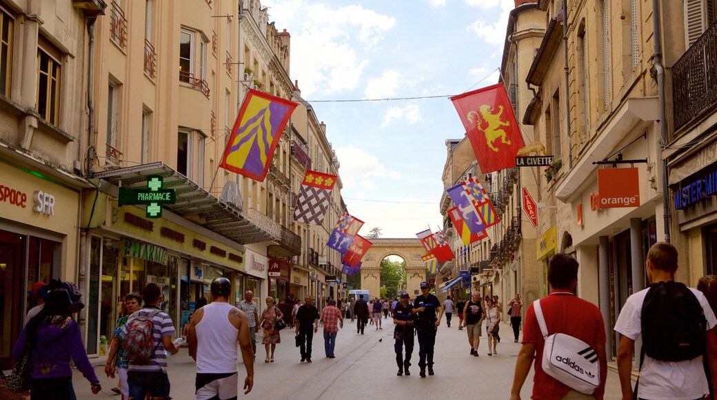 Bourgondië bevat winkelen en straten en ook een klein groepje mensen