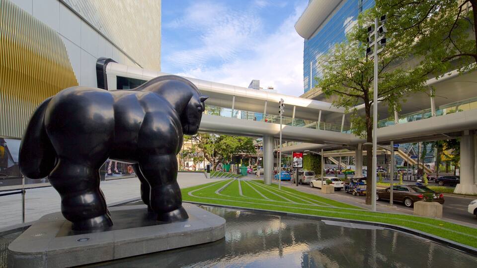 Sukhumvit mostrando uma estátua ou escultura