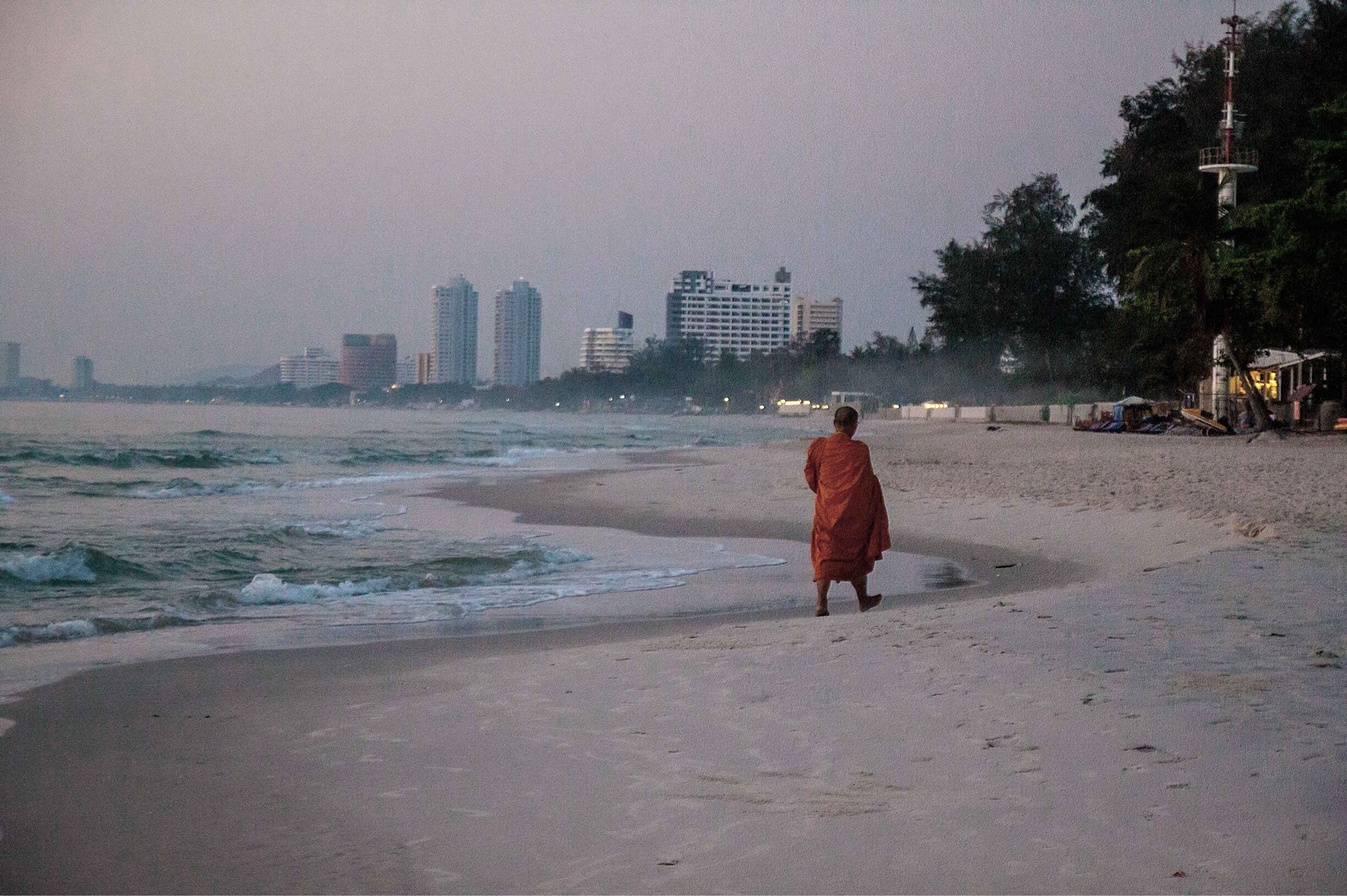 You see some interesting sights when you arrive in a city before dawn, such as a #monk walking along the #beach in Hua Hin, #Thailand 🇹🇭
#LifeAtExpedia