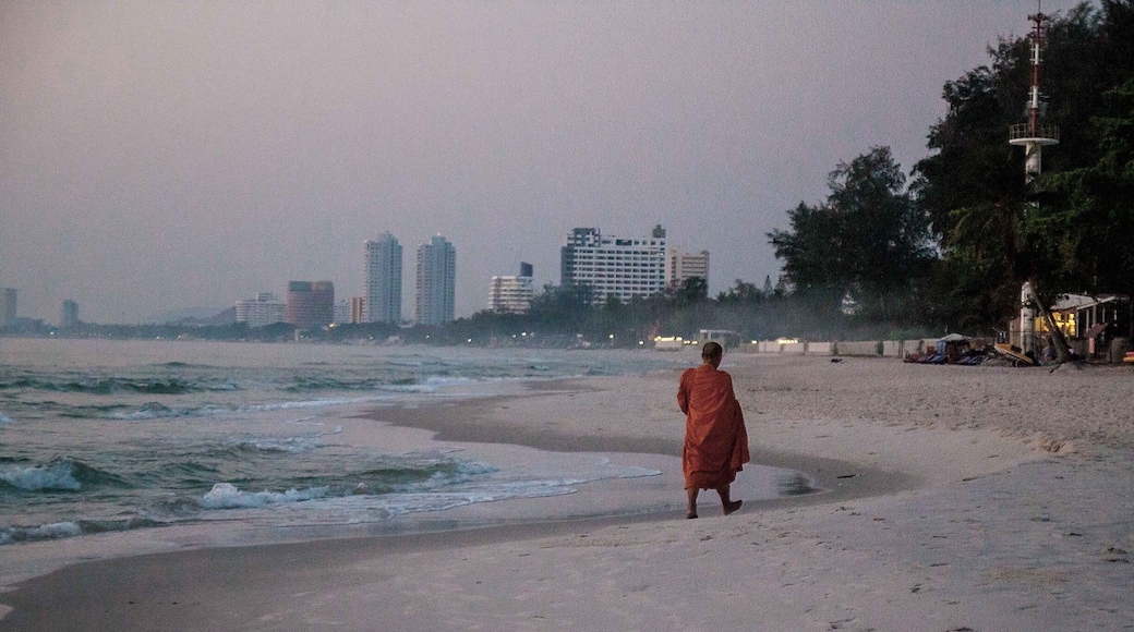 You see some interesting sights when you arrive in a city before dawn, such as a #monk walking along the #beach in Hua Hin, #Thailand 🇹🇭
#LifeAtExpedia
