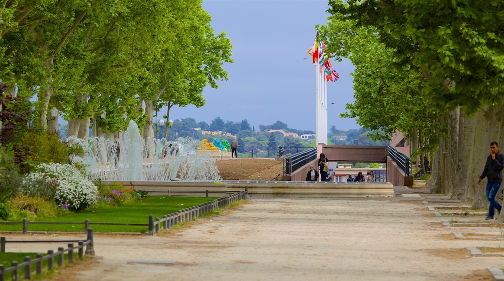 Languedoc-Roussillon showing a park and a fountain
