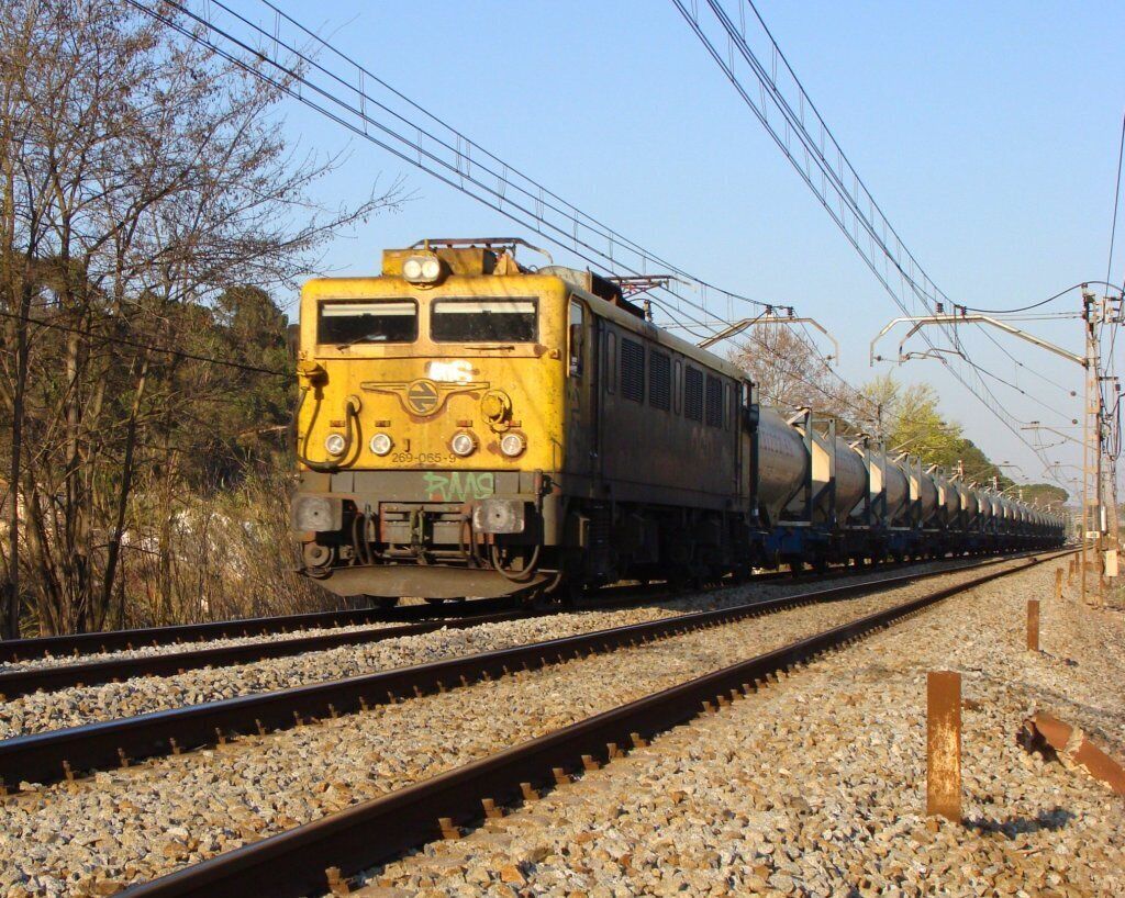 La 269.065 amb el TECO de clorur de vinil Martorell -> Irún sortint de Martorell. La 269.065 con el TECO de cloruro de vinilo Martorell -> Irún saliendo de Martorell.