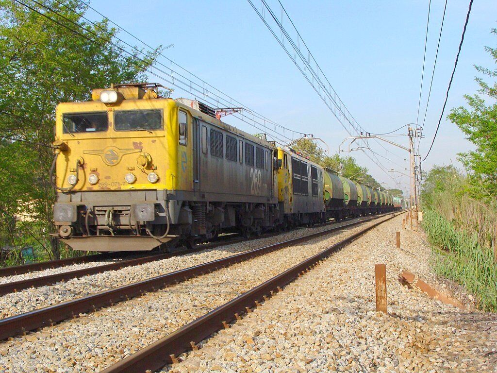 En un principi em vaig alegrar molt d'haver caçat aquesta circulació, però moments després, em vaig quedar amb un mal cos increïble. La 269.071 al seu pas per Martorell, amb un variat que en primer terme porta vagons tremuges de TRAMESA, a continuació vagons "teleros" i a la cua un vagó tipus Habis. Ara be quan em pregunto, tornarem a veure circular a la 250.023 que va de paquet?. Espero que si. Per cert, gràcies Jacob, per ajudar-me a identificar a la 250. En un principio me alegré mucho de haber cazado esta circulación, pero momentos mas tarde, me quedé con un mal cuerpo increible. La 269.071 a su paso por Martorell, con un variado que en primer término lleva vagones tolvas de TRAMESA, a continuación vagones "teleros" y en cola un vagón tipo Habis. Ahora biene cuando me pregunto, volveremos a ver circular a la 250.023 que va de paquete?. Espero que sí. Por cierto, gracias Jacob, por ayudarme a identificar la 250.