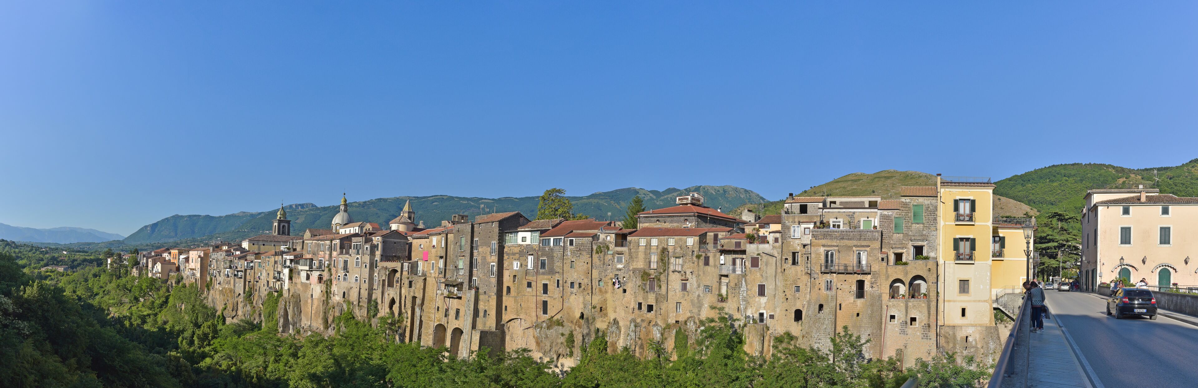 Sant'Agata de Goti, panoramic view of the houses overlooking the cliff.