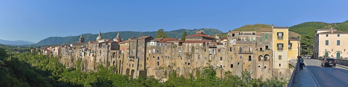 Sant'Agata de Goti, panoramic view of the houses overlooking the cliff.
