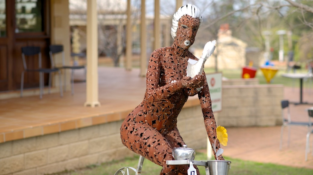 Mistletoe Wines ofreciendo arte al aire libre y una estatua o escultura