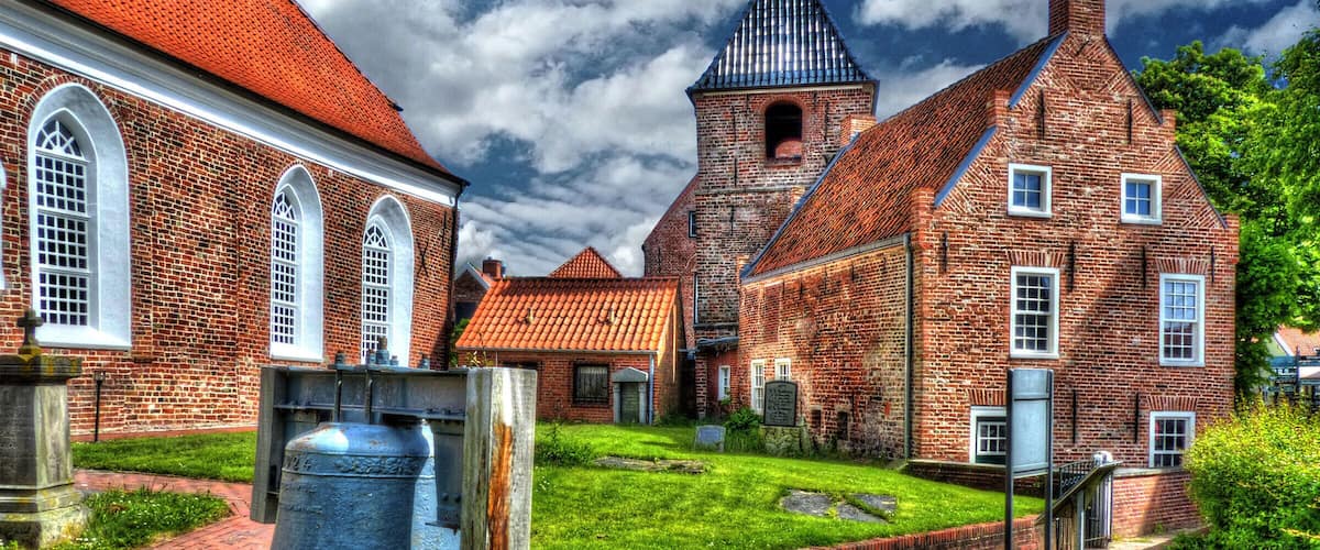 Neue Glocken im Glockenturm, alte Glocke auf dem Friedhof von Greetsiel !