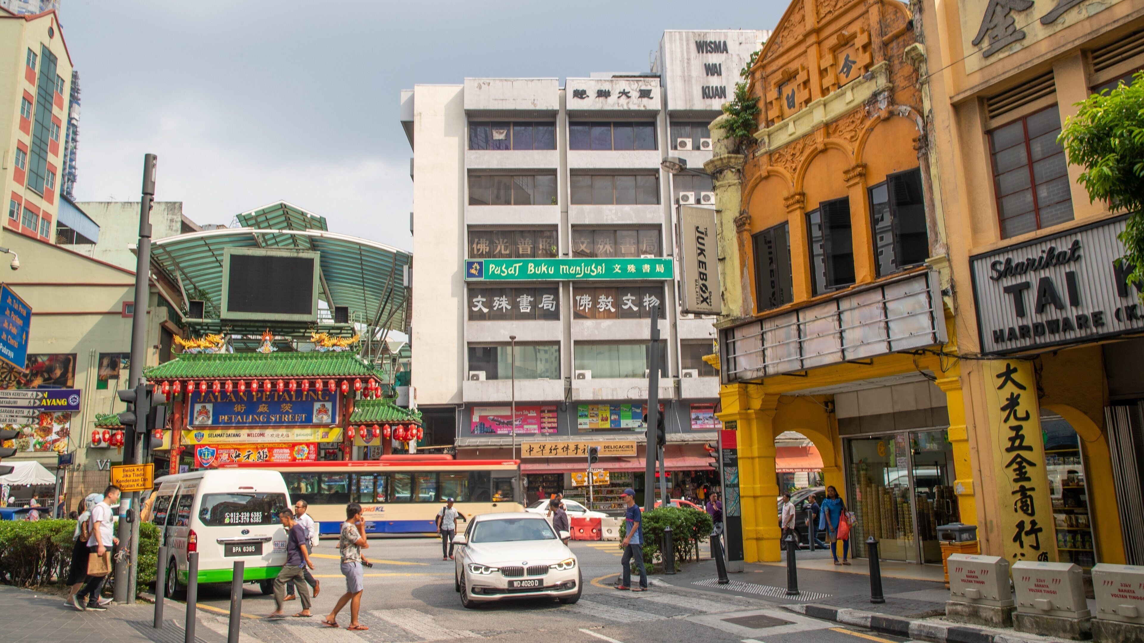 Chinatown showing street scenes