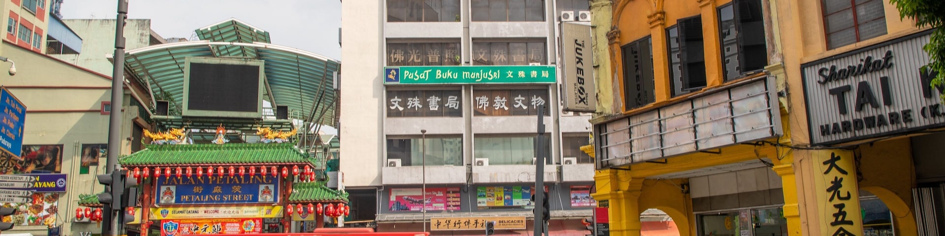 Chinatown showing street scenes