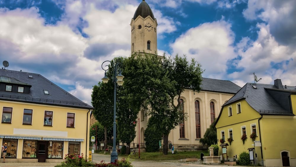 Bad Brambach, deutschland - Stadtbild mit Brunnen und Michaeliskirche