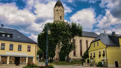 Bad Brambach, deutschland - Stadtbild mit Brunnen und Michaeliskirche